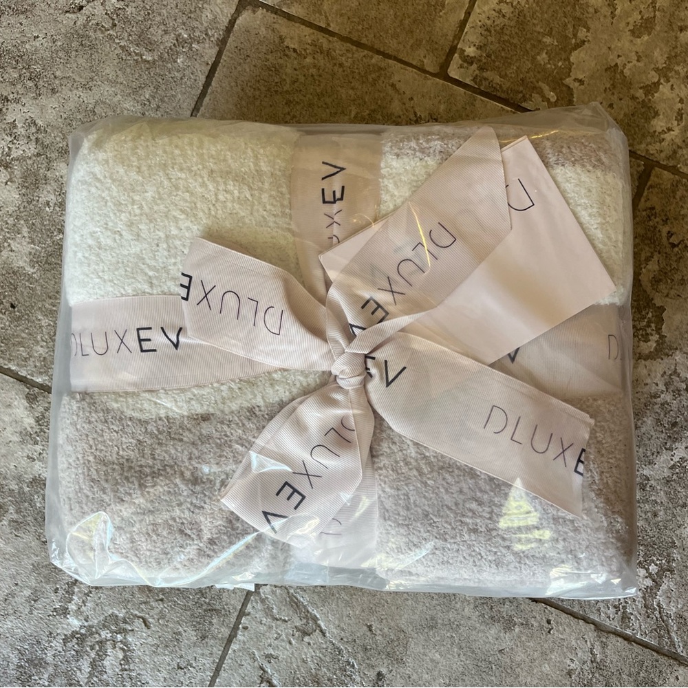dluxev blanket throw cream and white